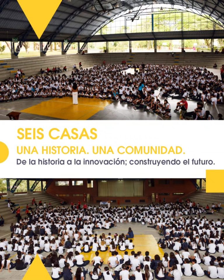 Cientos de estudiantes reunidos en un coliseo cubierto, con el mensaje «Seis casas. Una historia. Una comunidad.»